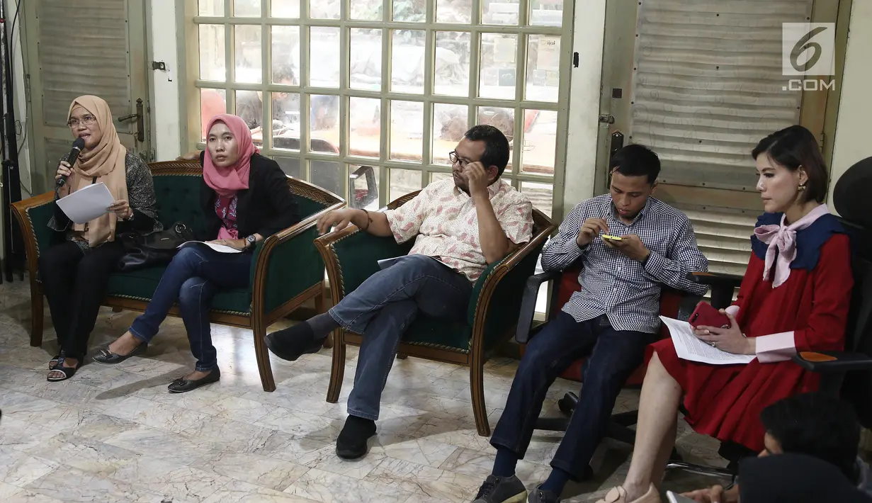 Suasana jumpa pers menanggapi putusan kasasi Baiq Nuril Maknun di Kantor LBH Pers, Jakarta, Jumat (16/11). Nuril merupakan korban pelecehan yang divonis 6 bulan penjara dan denda Rp 500 juta oleh Mahkamah Agung. (Liputan6.com/Herman Zakharia)