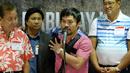 Manny Pacquiao memberikan keterangan pers sesaat setelah tiba di Bandar udara Internasional Manila. (AFP PHOTO/TED ALJIBE)