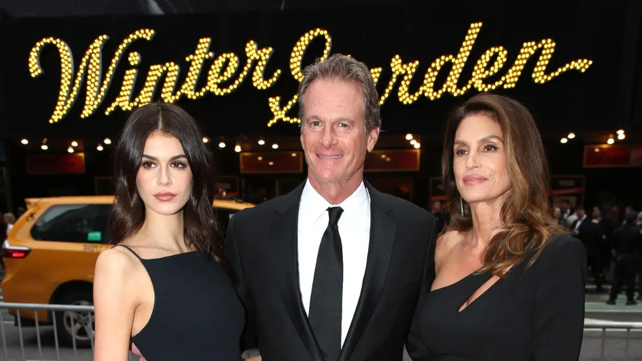 Gaya Kompak Serba Hitam Ibu-Anak Cindy Crawford dan Kaia Gerber, Bak Kakak-Adik