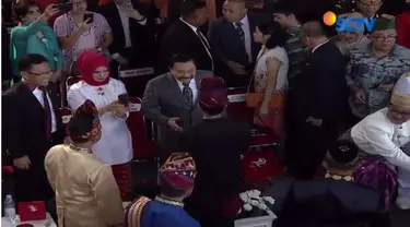 Jokowi menyempatkan diri turun dari panggung kehormatan dan menyapa para tamu undangan yang hadir sebelum upacara penaikan bendera. 