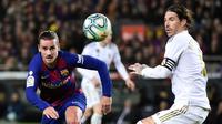Duel Antoine Griezmann dan Sergio Ramos dalam laga Barcelona vs Real Madrid di Camp Nou (19/12/2019). (AFP/Jose Jordan)