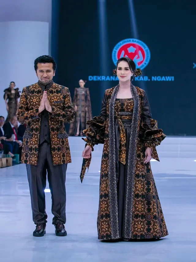 Jadi Juri Fashion Show, Arumi Bachsin Kenakan Batik Rancangan Desainer Asal Ngawi yang Jadi Langganannya