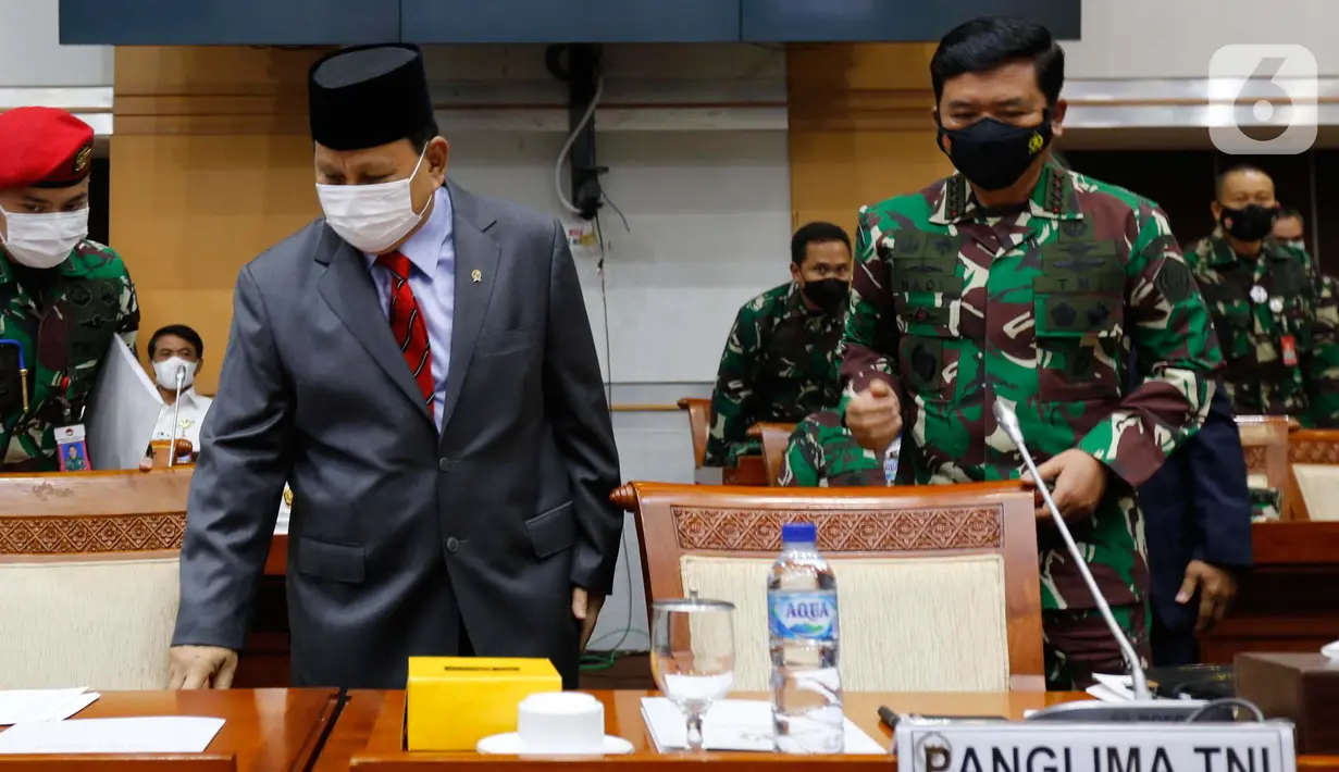 Menteri Pertahanan Prabowo Subianto (kiri) bersama Panglima TNI Marsekal Hadi Tjahjanto bersiap mengikuti rapat kerja dengan Komisi I DPR di kompleks parlemen, Senayan, Jakarta, Rabu (2/6/2021). Rapat kerja ini membahas Pemenuhan Kebutuhan Alpalhankam. (Liputan6.com/Angga Yuniar)