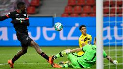 Gelandang Borussia Dortmund, Jude Bellingham, berusaha mencetak gol ke gawang Bayer Leverkusen pada laga lanjutan Liga Jerman di BayArena Stadium, Rabu (20/1/2021). Bayer Leverkusen menang 2-1 atas Borussia Dortmund. (AFP/Martin Meissner/pool)