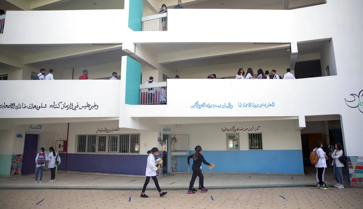 Siswa berjalan di halaman sekolah pada hari pertama tahun ajaran baru di Rabat, Maroko, Jumat (1/10/2021). Maroko juga akan memvaksinasi anak-anak berusia 12-17 tahun terhadap covid-19. (AP Photo/Mosa'ab Elshamy)