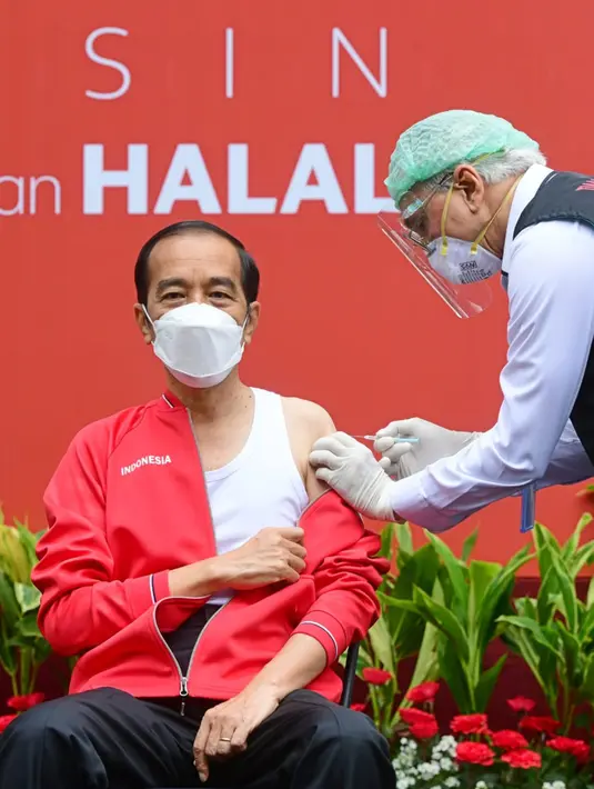 Presiden Joko Widodo atau Jokowi menjalani vaksinasi COVID-19 dosis kedua di Kompleks Istana Kepresidenan, Jakarta, Rabu (27/1/2021). Vaksinator presiden adalah Wakil Ketua Dokter Kepresidenan, Prof. dr. Abdul Muthalib, Sp.PD-KHOM. (Lukas/Biro Pers Sekretariat Presiden)