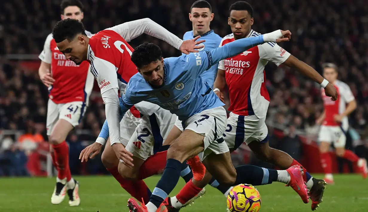 Bermain di hadapan pendukung sendiri, The Gunners menang telak 5-1 atas Manchester City. (Glyn KIRK/AFP)