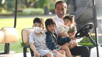 Presiden Joko Widodo atau Jokowi bermain bersama cucu-cucunya saat momen libur Lebaran di halaman Istana Kepresidenan Yogyakarta pada Selasa 3 Mei 2022. Bersama dua cucunya, Jan Ethes Srinarendra dan Sedah Mirah Nasution, Presiden mengemudikan mobil golf dan berhenti di depan gerbang utama Istana Yogyakarta. (Foto: Lukas - Biro Pers Sekretariat Presiden)