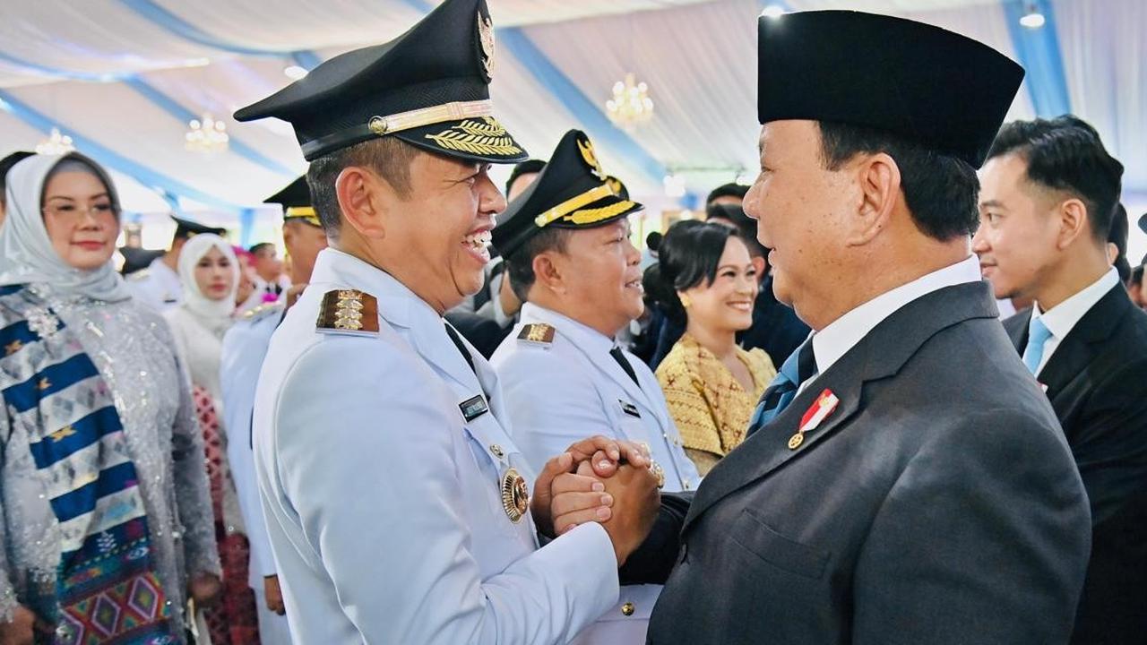 VIDEO: Momen Lucu Prabowo Goyang-Goyang Dedi Mulyadi saat Salaman Usai Pelantikan Kepala Daerah