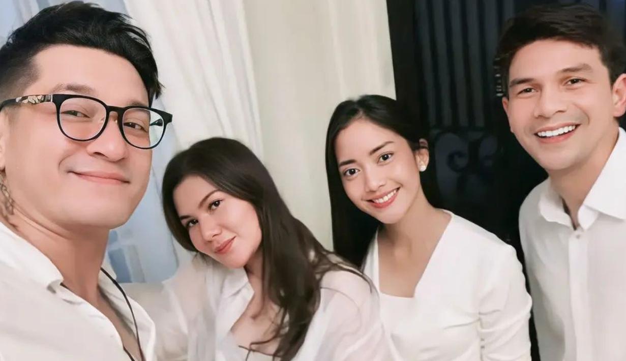 Setelah resmi bercerai dari Dhena Devanka, kebersamaan Ijonk dan Ririn semakin intens. Baru-baru ini, Benny Simanjuntak yang merupakan paman dari Ijonk pun membagikan sebuah video perayaan pesta sambut Natal. Pada momen itu terlihat beberapa artis ikut hadir, termasuk Ririn Dwi Ariyanti.(Liputan6.com/IG/@ririn.ijonk_lovers)