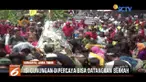 Warga Surabaya ikuti tradisi Sedekah Bumi demi berebut gunungan berisi aneka sayur mayur dan buah-buahan.