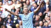 Pemain Manchester City, Erling Haaland, melakukan selebrasi setelah mencetak gol ke gawang Leicester City pada pekan ke-31 Premier League 2022/2023 di Stadion Etihad, Sabtu (15/4/2023). Man City menang 3-1 atas Leicester City. (Nick Potts/PA via AP)