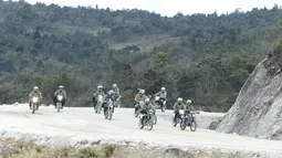 Presiden Joko Widodo atau Jokowi bersama rombongan meninjau langsung ruas Wamena-Mamugu 1 di Wamena, Kabupaten Jayawijaya, Papua, Rabu (10/5). Jokowi mengendarai motor trail saat menyusuri jalan sepanjang 7 km yang tengah dibangun itu (Dok. Biro Pers)