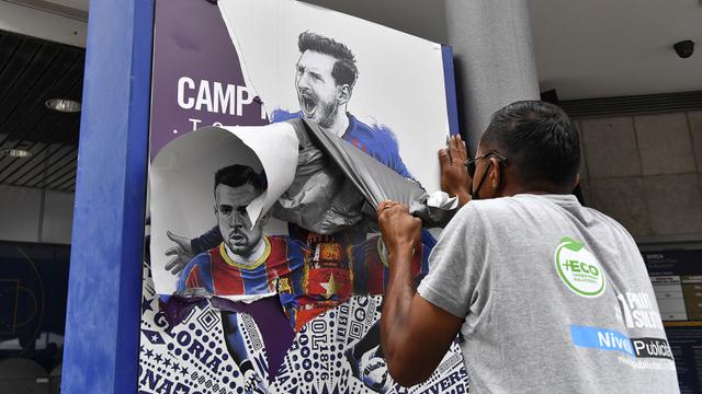 Foto: Momen Pelepasan Poster Lionel Messi di Pintu Masuk Stadion Camp Nou