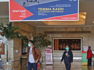 Petugas Medis terlihat berada di lobi Hotel Grand Cempaka , Jakarta, Sabtu (28/3/2020). Hotel ini disediakan oleh Pemprov DKI sebagai tempat istirahat 343 tenaga medis, 28 di antaranya dokter, yang menangani kasus Corona Covid-19 di ibu kota. (Liputan6.com/Herman Zakharia)