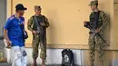 <p>Personil militer berpatroli di jalan-jalan di San Salvador, pada 1 Februari 2024, menjelang pemilihan presiden dan legislatif pada hari Minggu (4/2). (Marvin RECINOS/AFP)</p>