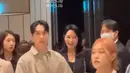 <p>Tak lama kemudian, Choi Tae Joon seolah berjalan mengikuti instruksi sang istri, sementara Park Shin Hye terus memandangi sang suami dari belakang. Interaksi antara mereka berdua terbilang langka. Tak heran jika video singkat ini jadi sorotan. (Foto: Twitter/ @moonliebe_)</p>