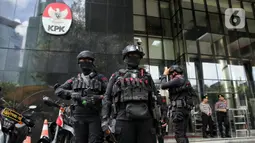 Pengamanan ketat tersebut untuk mengantisipasi hal hal yang tidak diinginkan terkait proses pemeriksaan Sekretaris Jenderal Partai Demokrasi Indonesia Perjuangan (PDIP) Hasto Kristiyanto. (Liputan6.com/Angga Yuniar)