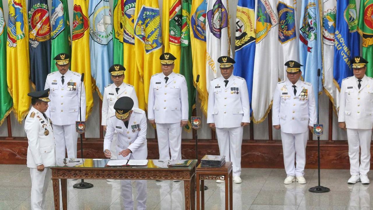 Mendagri Tito Karnavian yang memimpin langsung sumpah kesembilan Pj Gubernur menyaksikan penandatanganan dokumen saat pelantikan sembilan Penjabat (Pj) Gubernur di Jakarta.