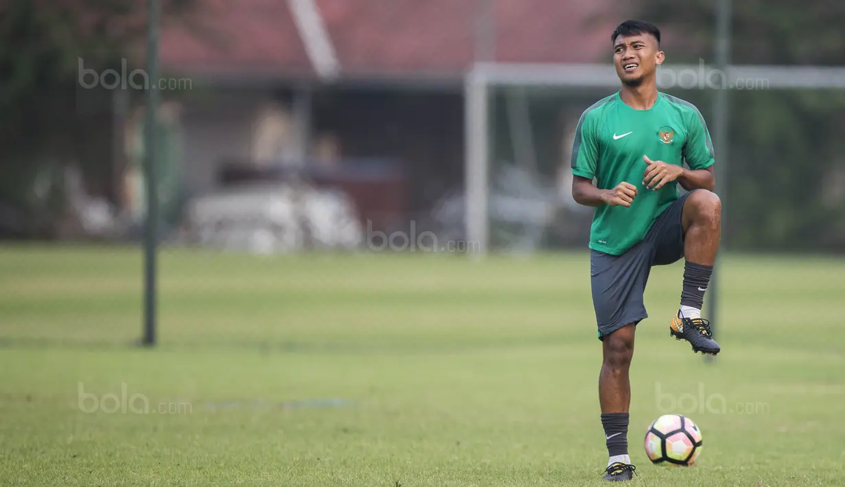Gelandang Timnas Indonesia U-22, Muhammad Hargianto, melakukan pemanasan saat latihan di Lapangan SPH Karawaci, Banten, Jumat (11/8/2017). Ini merupakan latihan terakhir sebelum berangkat ke Malaysia. (Bola.com/Vitalis Yogi Trisna)