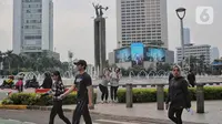 Aktivitas warga di kawasan Bundaran Hotel Indonesia (HI) Jakarta, Minggu (13/10/2024). (Liputan6.com/Angga Yuniar)
