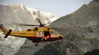 Sebuah helikopter regu penyelamat lepas landas menuju jalur Mont Blanc, Pegunungan Alpen, Kamis (8/9). Sedikitnya 33 orang terjebak semalaman di kereta gantung yang mendadak berhenti di ketinggian lebih dari 3.000 meter. (AFP PHOTO/Jean-Pierre CLATOT)