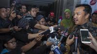 Menpora, Imam Nahrawi, menjawab pertanyaan wartawan saat Anugerah Leganda Olahraga di Hotel Bidakara, Jakarta, Rabu (13/12/2017). Sebanyak 286 atlet masing-masing mendapatkan 40 juta rupiah. (Bola.com/Vitalis Yogi Trisna)