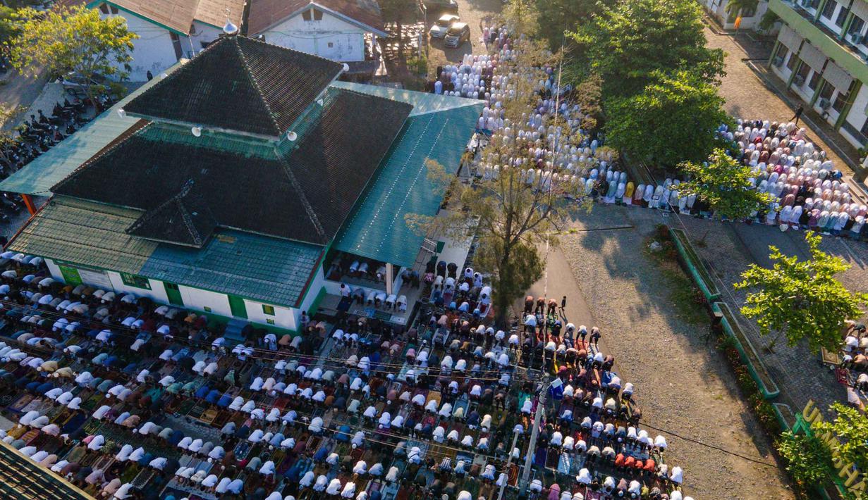 Foto udara menunjukkan umat Muslim saat melaksanakan salat Idul Fitri 1447 Hijriah di lingkungan Universitas Muhammadiyah, Banda Aceh pada Jumat 20 Maret 2026. (CHAIDEER MAHYUDDIN/AFP)