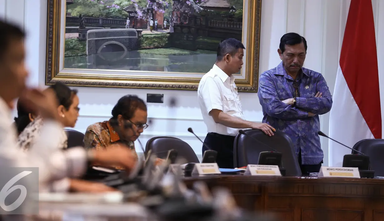 Menteri Perhubungan Ignasius Jonan berbincang dengan Menko Polhukam Luhut Pandjaitan sebelum mengikuti rapat terbatas di Kantor Presiden Komplek Kepresidenan, Jakarta, Rabu (29/6). (Liputan6.com/Faizal Fanani)
