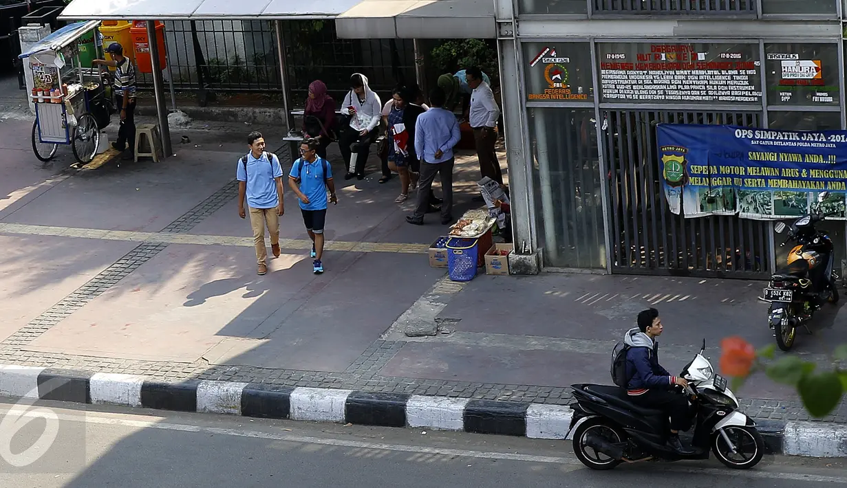 Pejalan kaki Albertan di trotoar kawasan Sudirman-Thamrin, Jakarta, Senin (7/9/2015). Gubernur DKI Jakarta Basuki Tjahaja Purnama berencana melebarkan trotoar dan menjanjikan insentif bagi pemilik gedung di kawasan tersebut. (Liputan6.com/Yoppy Renato)
