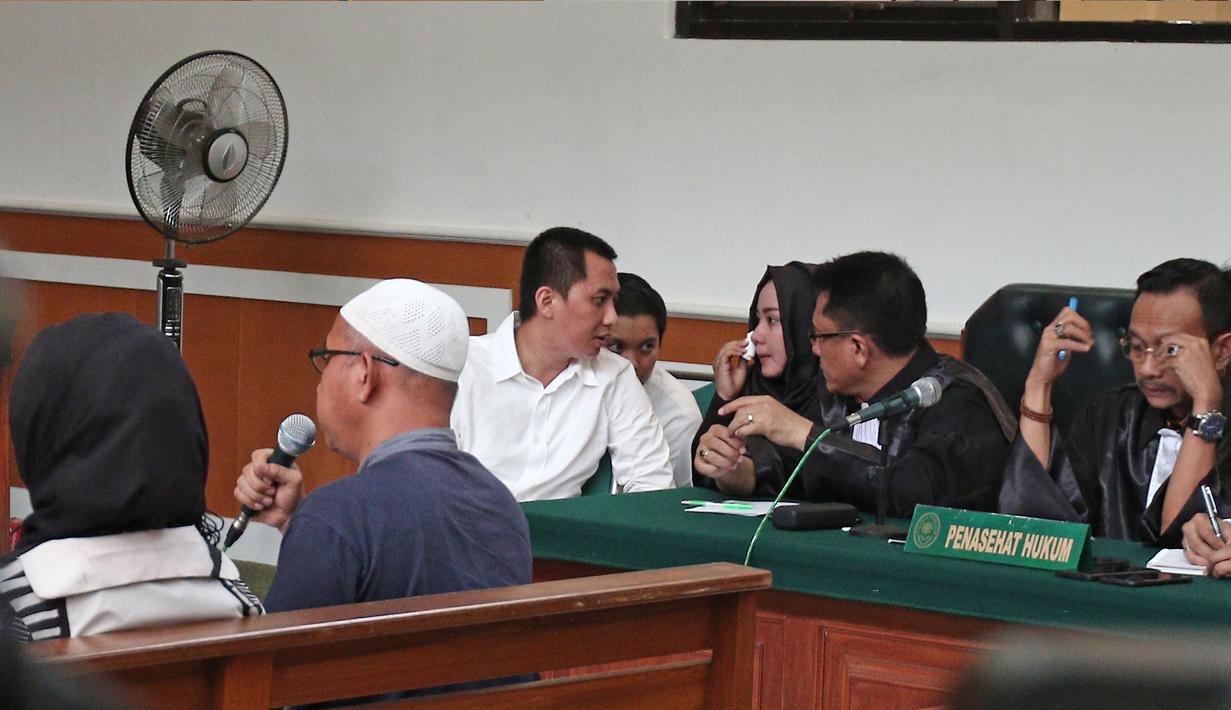Terdakwa bos First Travel Andika Surachman, Anniesa Hasibuan dan Siti Nuraidah menjalani sidang lanjutan di Pengadilan Negeri Depok, Senin (5/3). Agenda sidang adalah mendengarkan keterangan 6 saksi yang dihadirkan jaksa. (Liputan6.com/Herman Zakharia)