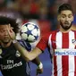 Winger Atletico Madrid, Yannick Carrasco (kanan), dijaga bek Real Madrid, Marcelo Vieira, pada leg kedua semifinal Liga Champions di Estadio Vicente Calderon, Kamis (11/5/2017) dinihari WIB. (AP Photo/Francisco Seco)