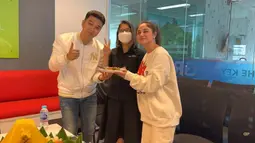 Namun kedekatan yang dimaksud bukanlah keduanya kembali merajut asmara seperti dahulu. Dewi Perssik dan Aldi Taher dipersatukan kembali melalui program televisi di mana mereka menjadi hostnya. (instagram.com/dewiperssik9)