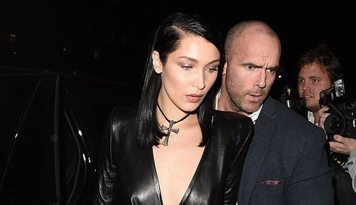 Akhir tahun lalu Bella Hadid mengalami patah hati lantaran berpisah dengan sang kekasih, The Weeknd. Namun saat ini Bella nampaknya sudah berhasil move on, ia terlihat sedang berpose mesra dengan seorang fotografer. (doc.dailymail.com)