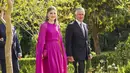Putri Belgia, Elizabeth tampil cerah dalam balutan gaun cape warna fuschia. [Foto: IG/love_princess_world].