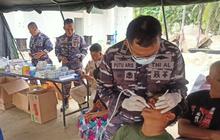 FOTO: TNI Angkatan Laut Gelar Pengobatan Warga dan Pembersihan Lingkungan di Aceh