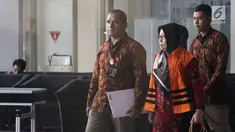 Anggota DPRD Sumatera Utara 2014-2019 Tiaisah Ritonga menggenakan rompi tahanan usai pemeriksaan di KPK, Jakarta, Rabu (11/7). Tiaisah ditahan terkait dugaan penerimaan suap dari mantan Gubernur Sumut Gatot Pujo Nugroho. (Liputan6.com/Herman Zakharia)