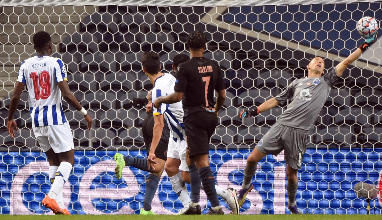 Kiper Porto, Agustin Marchesin (kanan), melakukan penyelamatan dalam laga lanjutan Liga Champions 2020/21 Grup C melawan Manchester City di Dragao Stadium, Porto, Selasa (1/12/2020) waktu setempat. Porto bermain imbang 0-0 dengan Manchester City. (AFP/Miguel Riopa/Pool)