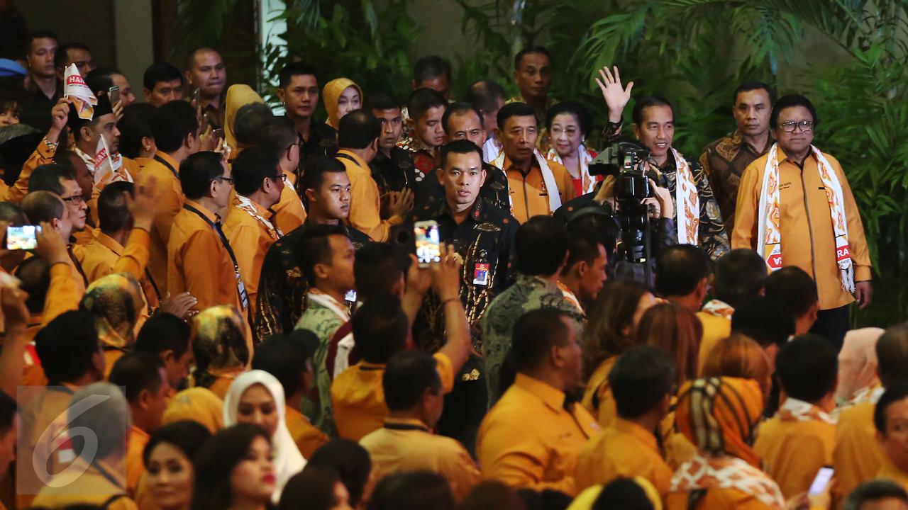 Wiranto Berikan Panji Hanura saat Pelantikan Dewan Pimpinan Pusat