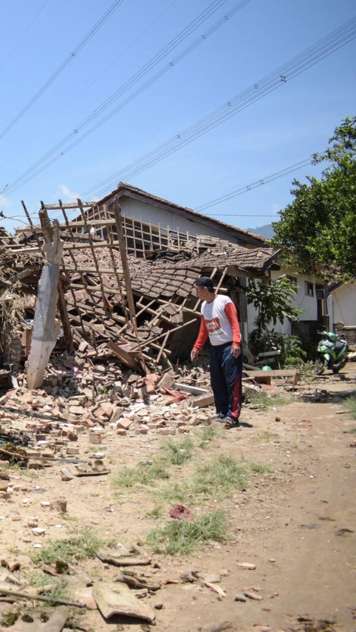 Tak hanya merusak rumah warga, gempa juga menghancurkan sejumlah fasilitas umum, termasuk tempat ibadah, sekolah, kantor pemerintahan, dan sarana kesehatan. Beberapa bangunan mengalami kerusakan berat, memaksa penghentian sementara pelayanan publik di beb
