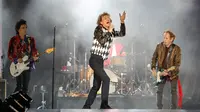 Penampilan Mick Jagger (tengah), Ronnie Wood (kiri), dan Keith Richards saat konser Rolling Stones dalam tur 'No Filter' di Soldier Field, Chicago, AS, Jumat (21/6/2019). Ini konser pertama Rolling Stones dalam tur AS dan Kanada setelah menunda untuk perawatan medis Jagger. (Kamil Krzaczynski/AFP)