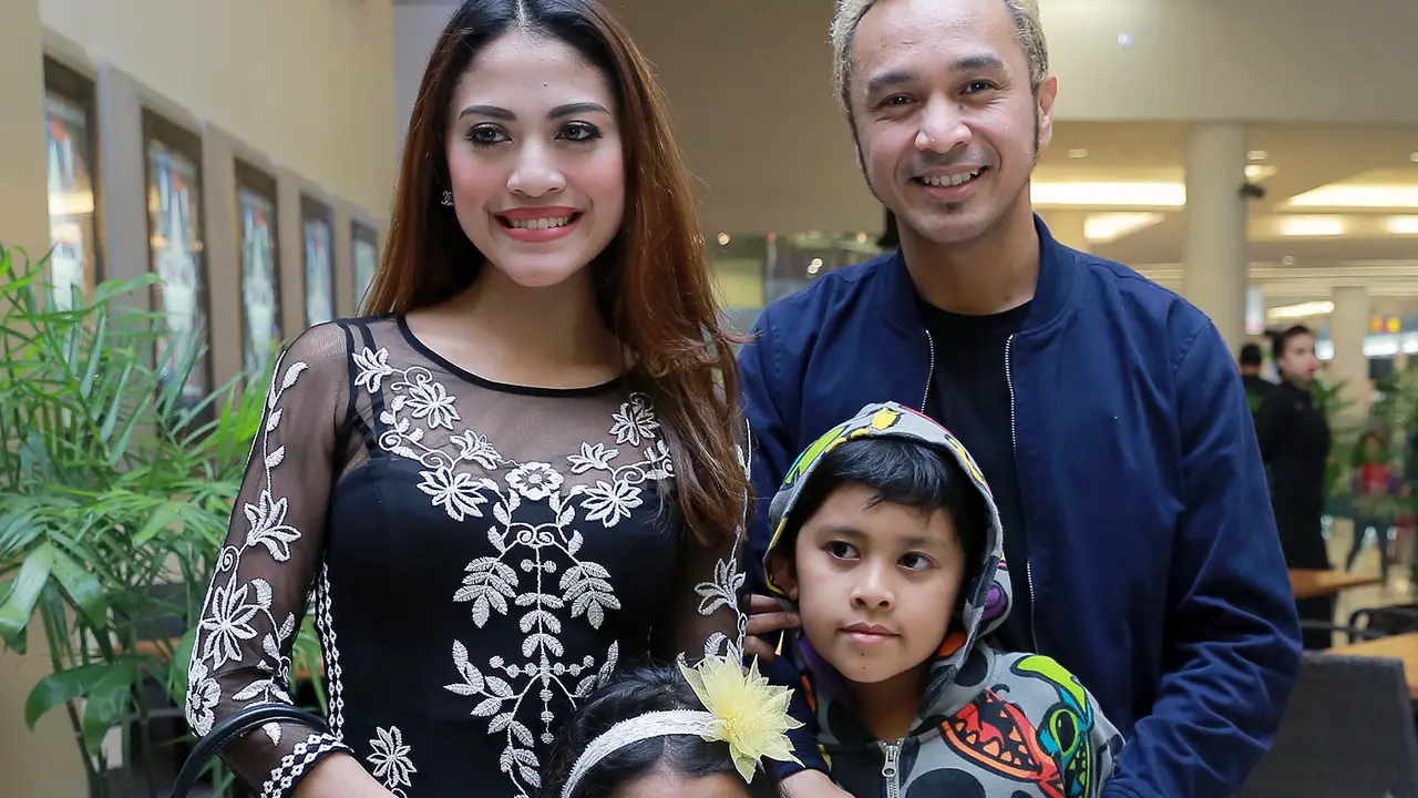 [Bintang] Giring Nidji dan keluarga