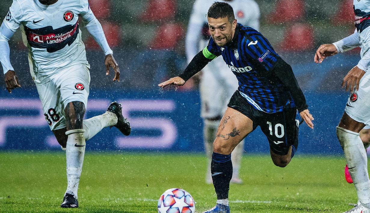 Gelandang Atalanta, Alejandro Gomez, berusaha berusaha melewati pemain Midtjylland pada laga Grup D Liga Champions 2020/2021 di MCH Arena, Kamis (22/10/2020) dini hari WIB. Atalanta menang telak 4-0 atas Midtjylland. (AFP/Henning Bagger/Ritzau Scanpix)