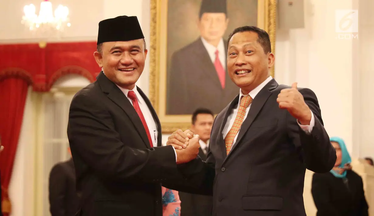 Kepala BNN Irjen Heru Winarko berpose bersama Komjen Budi Waseso atau Buwas usai resmi dilantik di Istana Negara, Jakarta, Kamis (1/3). Heru menggantikan Budi Waseso yang mulai pensiun dari Polri mulai hari ini. (Liputan6.com/Angga Yuniar)