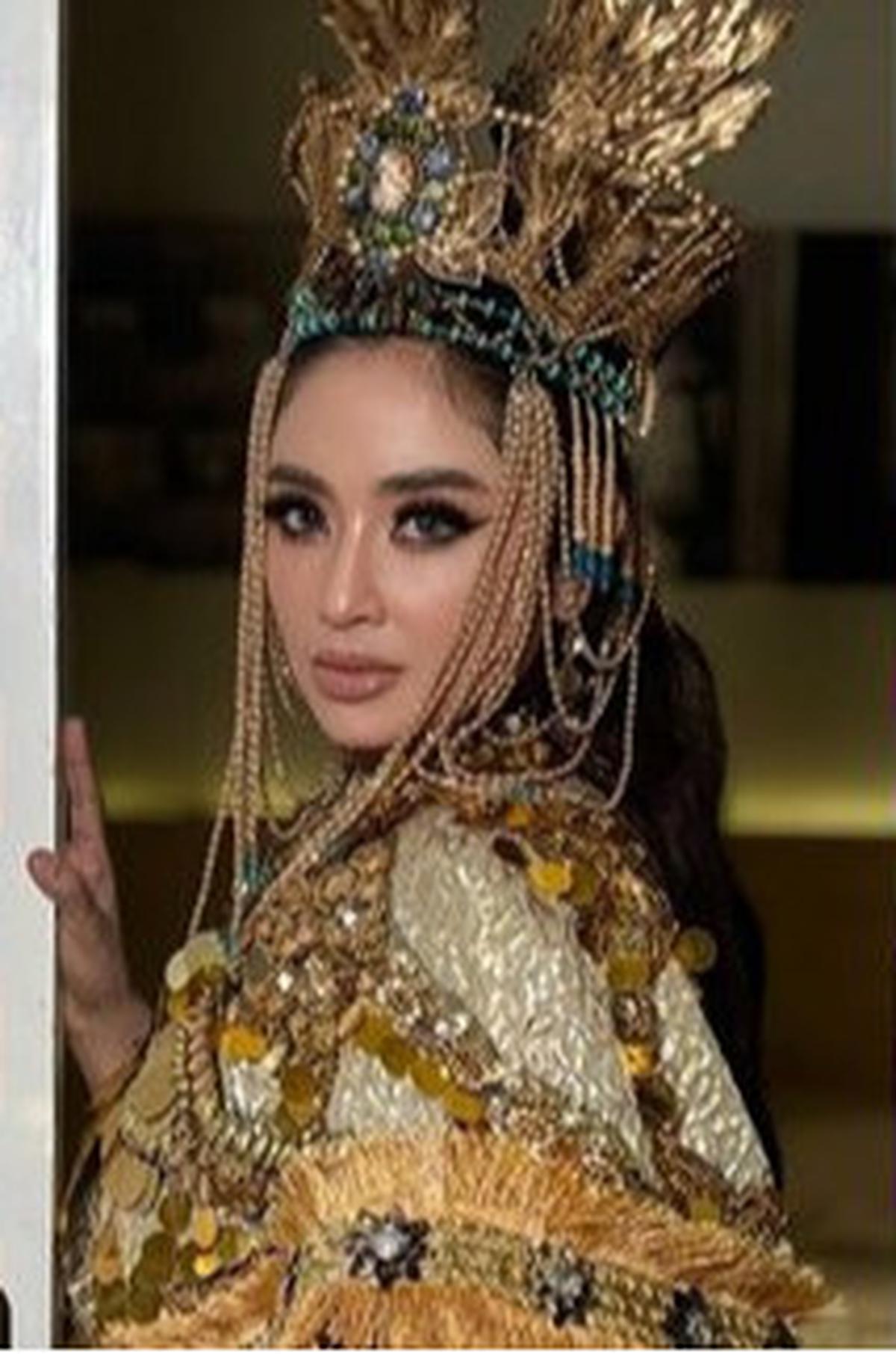 Fenomena Nyeleneh Dewi Perssik, Suka Memicu Banyak Kritik Tapi Bikin Namanya Selalu Eksis