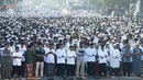Umat muslim melaksanakan salat Idul Fitri 1 Syawal 1440 Hijriah di Jatinegara, Jakarta,Rabu (5/6/2019). Pemerintah menetapkan Idul Fitri 1440 Hijriah dirayakan secara nasional pada hari ini. (merdeka.com/Imam Buhori)