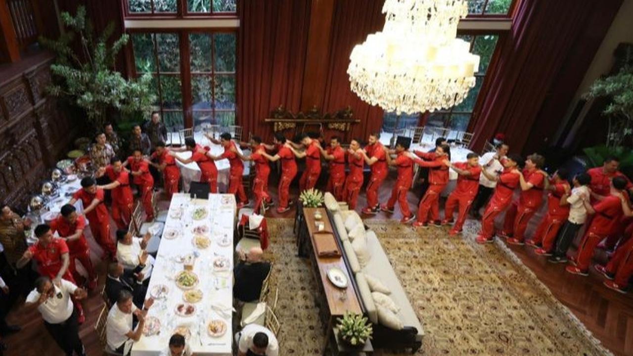 VIDEO: Momen Prabowo Bahagia, Pemain Timnas Nyanyikan Persembahan Lagu Favoritnya 'Tak Ingin Sendiri