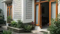 8 Kombinasi Roster dan Kayu untuk Fasad Rumah Minimalis, Tampak Elegan dan Modern