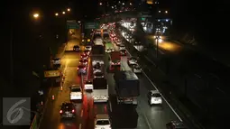 Kemacetan panjang terjadi di ruas Tol JORR jalur dari arah Ulujami menuju Jati Asih dan Cikunir karena kondisi jalan yang rusak, Jakarta, senin (29/2) malam. Kerusakan tersebut tepatnya berada di terowongan Pasar Rebo. (Liputan6.com/Herman Zakharia)