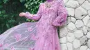 Ia mengenakan gaun A-line berwarna pink keunguan karya Ivan Gunawan [@_irishbella_]